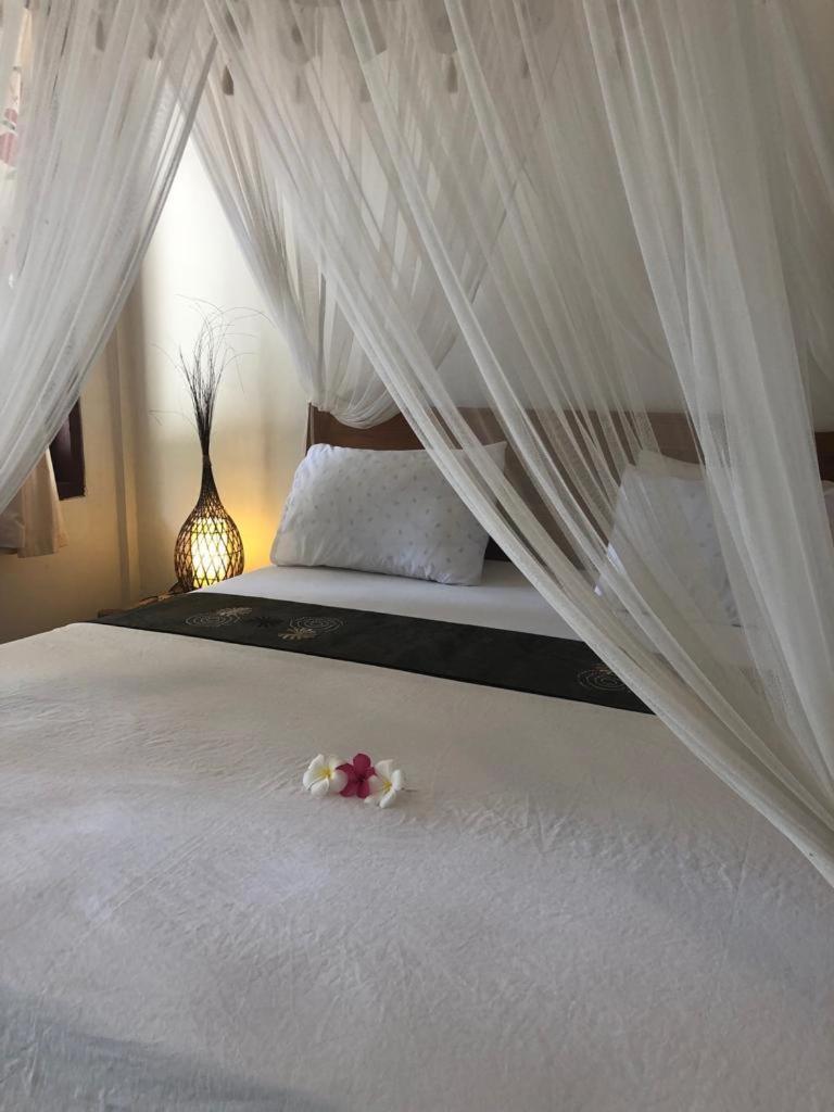 Biru Meno Beach Bungalows Gili Meno Buitenkant foto